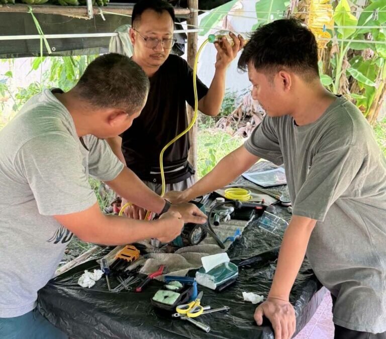 Mechanical Training Graduates working hard